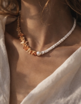 Choker Peach Coconut z brzoskwiniowego koralu, perły naturalnej i muszli
